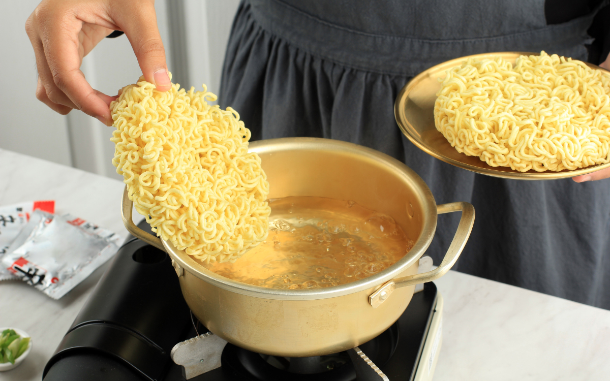 Seberapa Banyak Orang Indonesia Yang Sering makan "produk instan Indomie" Mi Kering atau Mie Kuah?